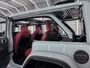 車内のロックを解除し、外側からクォーターパネルを持ち上げるだけで簡単に外すことが出来ちゃいます!取り外したパネルは専用バッグに入れて後席の背部に収納できます。
