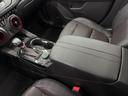 センターコンソール周りもスッキリしています。レッドステッチがアクセントになっています。