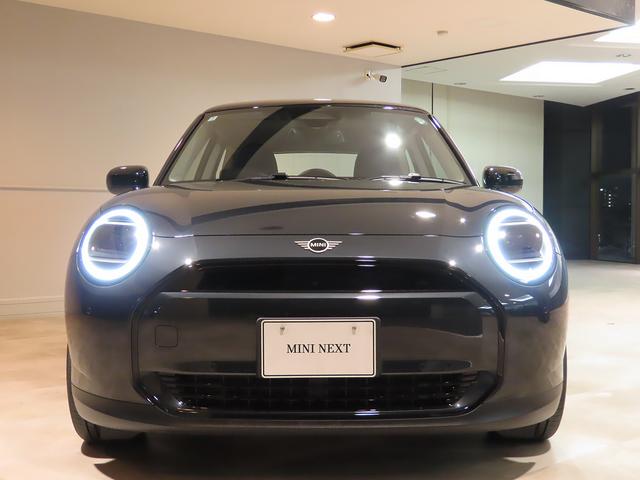 ＭＩＮＩ クーパーＥ　クラシック・トリム　携帯連動ナビ　クラッシックトリム　オートエアコン　オートワイパー　ＬＥＤヘッドライト　衝突軽減ブレーキ　純正リアカメラ　純正１７インチアルミ　２年保証　認定中古車（4枚目）
