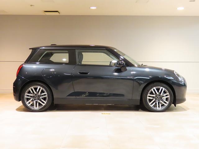 ＭＩＮＩ クーパーＥ　クラシック・トリム　携帯連動ナビ　クラッシックトリム　オートエアコン　オートワイパー　ＬＥＤヘッドライト　衝突軽減ブレーキ　純正リアカメラ　純正１７インチアルミ　２年保証　認定中古車（7枚目）