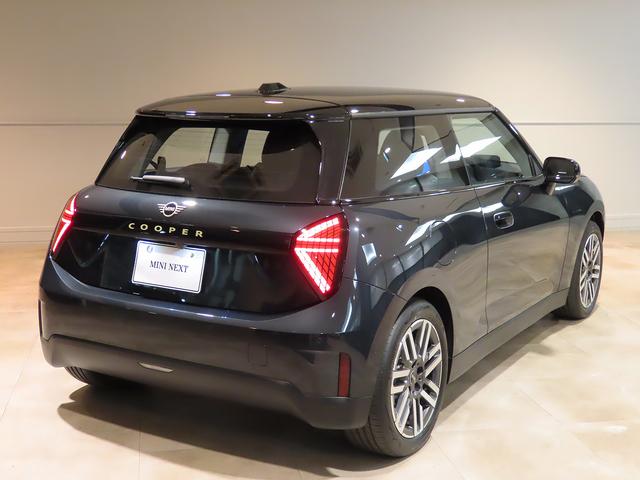 ＭＩＮＩ クーパーＥ　クラシック・トリム　携帯連動ナビ　クラッシックトリム　オートエアコン　オートワイパー　ＬＥＤヘッドライト　衝突軽減ブレーキ　純正リアカメラ　純正１７インチアルミ　２年保証　認定中古車（11枚目）