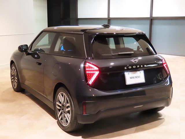 ＭＩＮＩ クーパーＥ　クラシック・トリム　携帯連動ナビ　クラッシックトリム　オートエアコン　オートワイパー　ＬＥＤヘッドライト　衝突軽減ブレーキ　純正リアカメラ　純正１７インチアルミ　２年保証　認定中古車（12枚目）