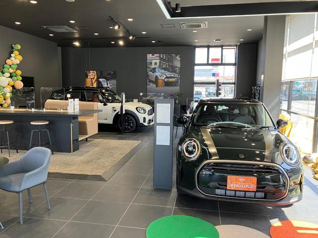 ＭＩＮＩ クーパーＥ　クラシック・トリム　携帯連動ナビ　クラッシックトリム　オートエアコン　オートワイパー　ＬＥＤヘッドライト　衝突軽減ブレーキ　純正リアカメラ　純正１７インチアルミ　２年保証　認定中古車（39枚目）