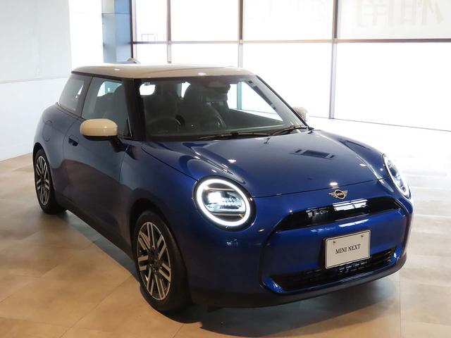 ＭＩＮＩ クーパーＥ　クラシック・トリム　携帯連動ナビ　クラシックトリム　オートエアコン　オートワイパー　ＬＥＤヘッドライト　衝撃軽減ブレーキ　純正リアカメラ　純正１７インチアルミ　２年保証　認定中古車　レンタ（9枚目）