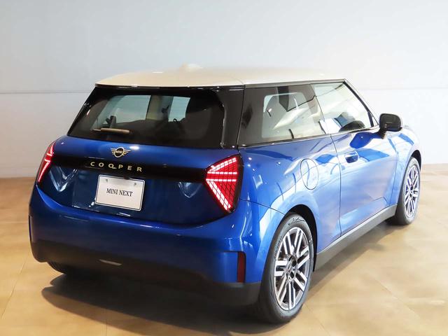 ＭＩＮＩ クーパーＥ　クラシック・トリム　携帯連動ナビ　クラシックトリム　オートエアコン　オートワイパー　ＬＥＤヘッドライト　衝撃軽減ブレーキ　純正リアカメラ　純正１７インチアルミ　２年保証　認定中古車　レンタ（11枚目）