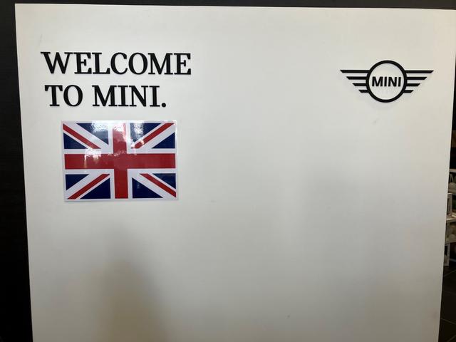 ＭＩＮＩ クーパーＥ　クラシック・トリム　携帯連動ナビ　クラシックトリム　オートエアコン　オートワイパー　ＬＥＤヘッドライト　衝撃軽減ブレーキ　純正リアカメラ　純正１７インチアルミ　２年保証　認定中古車　レンタ（38枚目）
