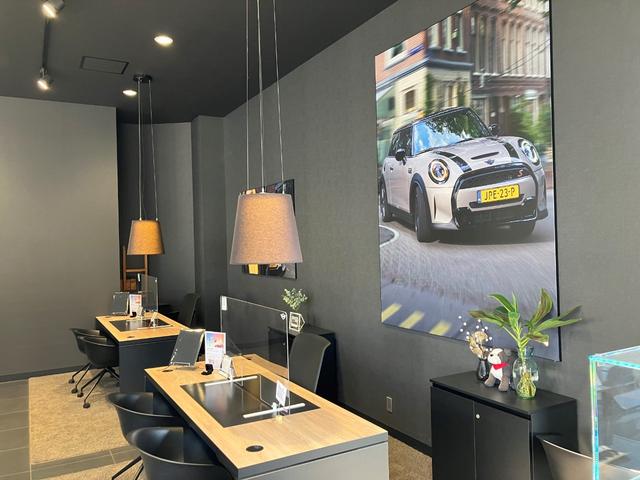 ＭＩＮＩ クーパーＥ　クラシック・トリム　携帯連動ナビ　クラシックトリム　オートエアコン　オートワイパー　ＬＥＤヘッドライト　衝撃軽減ブレーキ　純正リアカメラ　純正１７インチアルミ　２年保証　認定中古車　レンタ（41枚目）