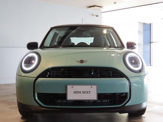 ＭＩＮＩ クーパーＣ　クラシック・トリム　携帯連動ナビ　クラシックトリム　オートエアコン　オートワイパー　ＬＥＤヘッドライト　衝突軽減ブレーキ　純正リアカメラ　純正１７インチアルミ　２年保証　認定中古車（4枚目）