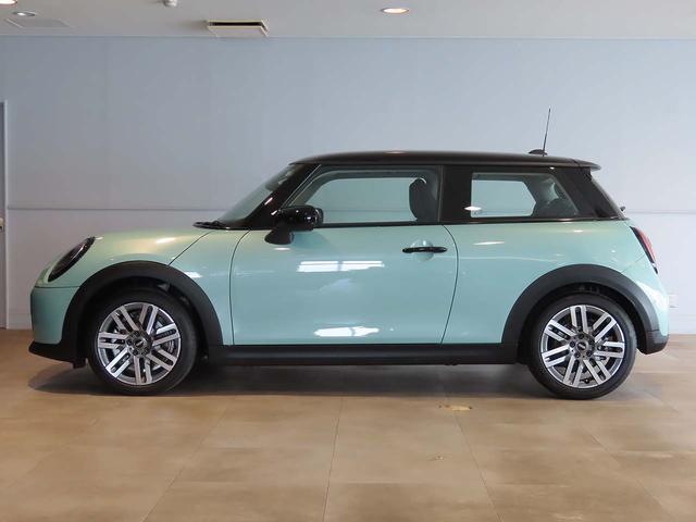 ＭＩＮＩ クーパーＣ　クラシック・トリム　携帯連動ナビ　クラシックトリム　オートエアコン　オートワイパー　ＬＥＤヘッドライト　衝突軽減ブレーキ　純正リアカメラ　純正１７インチアルミ　２年保証　認定中古車（8枚目）
