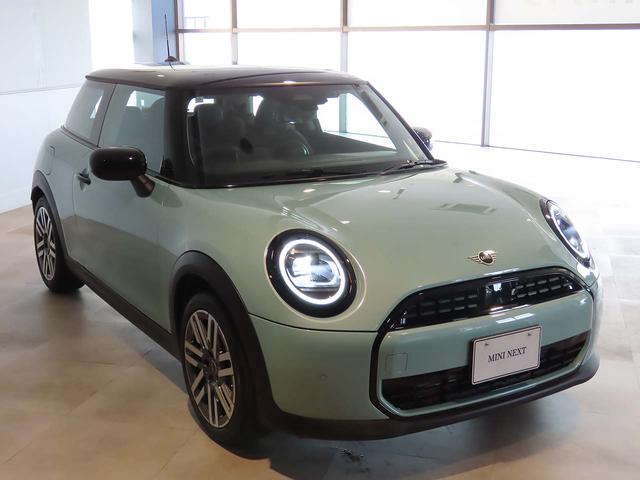 ＭＩＮＩ クーパーＣ　クラシック・トリム　携帯連動ナビ　クラシックトリム　オートエアコン　オートワイパー　ＬＥＤヘッドライト　衝突軽減ブレーキ　純正リアカメラ　純正１７インチアルミ　２年保証　認定中古車（9枚目）