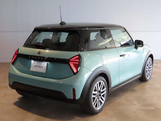 ＭＩＮＩ クーパーＣ　クラシック・トリム　携帯連動ナビ　クラシックトリム　オートエアコン　オートワイパー　ＬＥＤヘッドライト　衝突軽減ブレーキ　純正リアカメラ　純正１７インチアルミ　２年保証　認定中古車（11枚目）