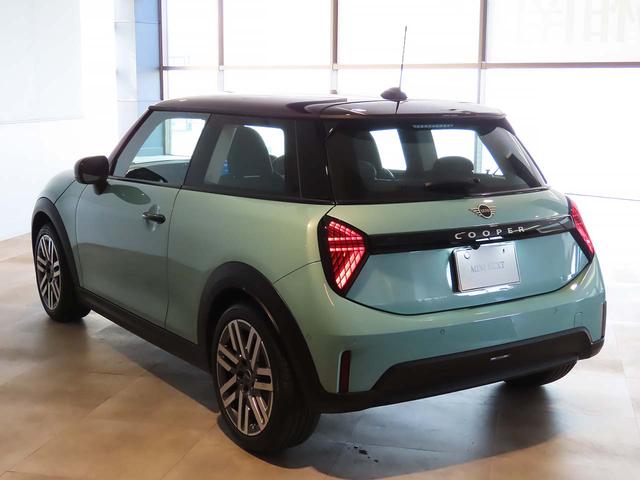 ＭＩＮＩ クーパーＣ　クラシック・トリム　携帯連動ナビ　クラシックトリム　オートエアコン　オートワイパー　ＬＥＤヘッドライト　衝突軽減ブレーキ　純正リアカメラ　純正１７インチアルミ　２年保証　認定中古車（12枚目）