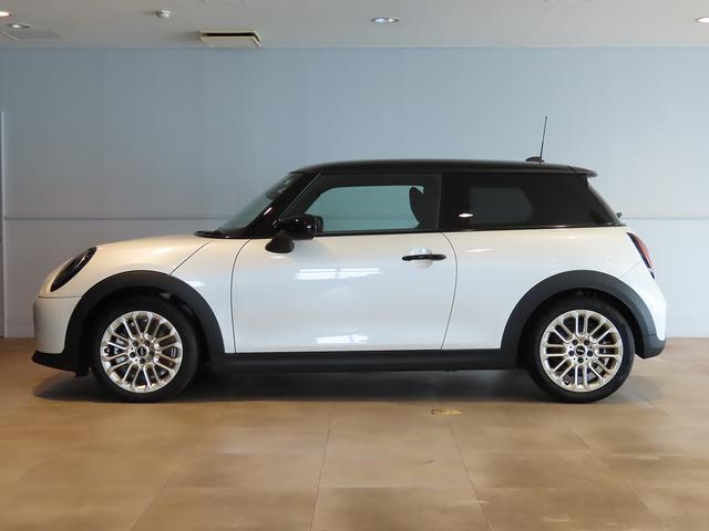 ＭＩＮＩ クーパーＣ　フェイバリット・トリム　携帯連動ナビ　Ｍパッケージ　オートエアコン　オートワイパー　ＬＥＤヘッドライト　衝突軽減ブレーキ　純正リアカメラ　純正１７インチアルミ（8枚目）
