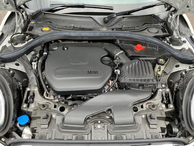 ＭＩＮＩ クーパーＤ　クラブマン　純正ＨＤＤナビ　ＡＣＣ　ＳＯＳコール　ＥＴＣルームミラー　マルチディスプレイ　ヘッドアップディスプレイ　レザー　シートヒーター　前後コナーセンサー　ＵＪテールレンズ　リアカメラ　整備記録　認定中古車（6枚目）