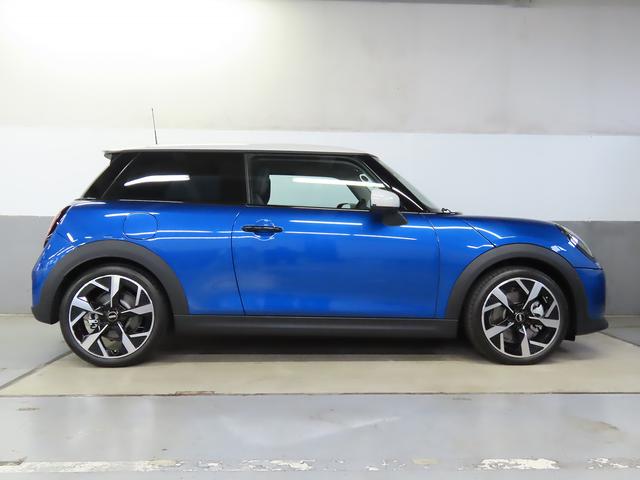 ＭＩＮＩ クーパーＳ　クラシック・トリム　携帯連動ナビ　クラシックトリム　ＥＴＣルームミラー　オートライト　ＬＥＤヘッドライト　衝突軽減ブレーキ　リアカメラ　純正１８インチアルミ　整備記録　認定中古車（8枚目）