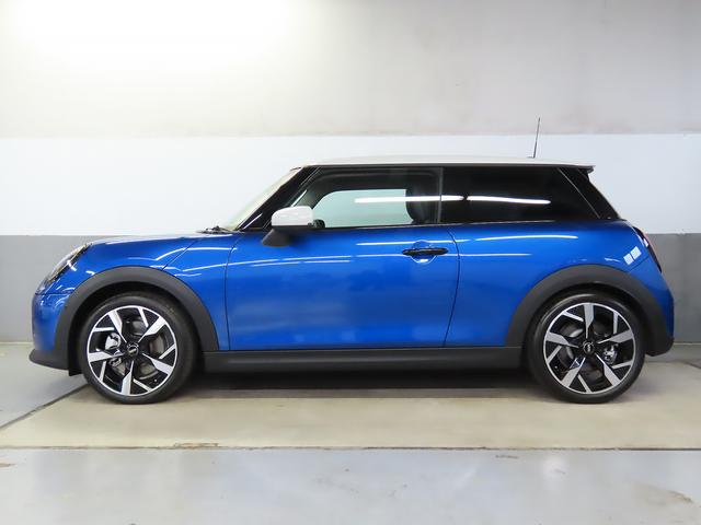 ＭＩＮＩ クーパーＳ　クラシック・トリム　携帯連動ナビ　クラシックトリム　ＥＴＣルームミラー　オートライト　ＬＥＤヘッドライト　衝突軽減ブレーキ　リアカメラ　純正１８インチアルミ　整備記録　認定中古車（9枚目）