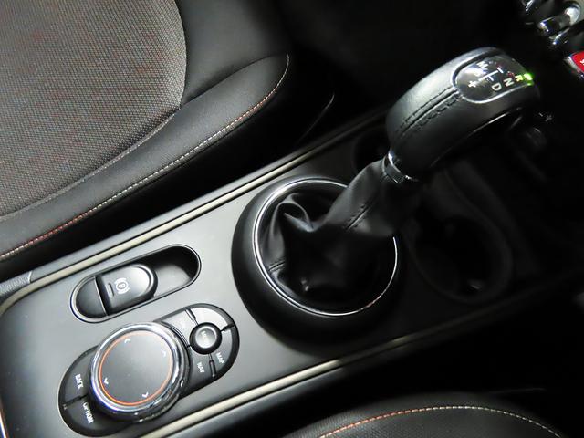 ＭＩＮＩ クーパーＤ　クロスオーバー　オール４　純正ＨＤＤナビ　ＡＣＣ　ＳＯＳコール　ＥＴＣルームミラーシートヒーター　ＬＥＤヘッドライト　リアコナーセンサー　リアカメラ　ＵＪテールレンズ　純正アルミ　整備記録　認定中古車（18枚目）