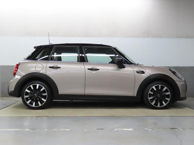 ＭＩＮＩ クーパー　カムデン・エディション　ＡＰＰ　ＳＯＳコール　マルチディスプレイ　ヘッドアップディスプレイ　ドライブモード　シートヒーター　前後コナーセンサー　リアカメラ　ＵＪテールレンズ　純正１８インチアルミ　整備記録　認定中古車（8枚目）