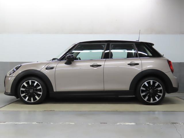 ＭＩＮＩ クーパー　カムデン・エディション　ＡＰＰ　ＳＯＳコール　マルチディスプレイ　ヘッドアップディスプレイ　ドライブモード　シートヒーター　前後コナーセンサー　リアカメラ　ＵＪテールレンズ　純正１８インチアルミ　整備記録　認定中古車（9枚目）