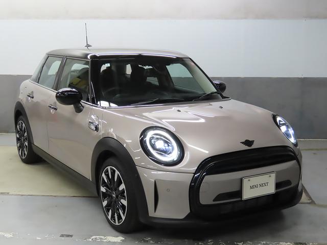 ＭＩＮＩ クーパー　カムデン・エディション　ＡＰＰ　ＳＯＳコール　マルチディスプレイ　ヘッドアップディスプレイ　ドライブモード　シートヒーター　前後コナーセンサー　リアカメラ　ＵＪテールレンズ　純正１８インチアルミ　整備記録　認定中古車（10枚目）