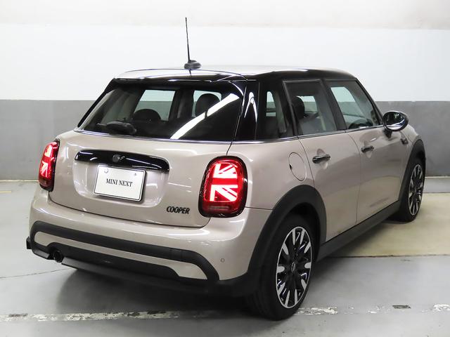 ＭＩＮＩ クーパー　カムデン・エディション　ＡＰＰ　ＳＯＳコール　マルチディスプレイ　ヘッドアップディスプレイ　ドライブモード　シートヒーター　前後コナーセンサー　リアカメラ　ＵＪテールレンズ　純正１８インチアルミ　整備記録　認定中古車（12枚目）