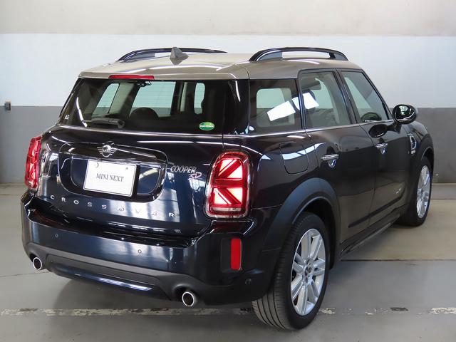 後部はデザイン性の他、運転席からの見切りの良さが確保されており運転のし易さがご実感頂けます。