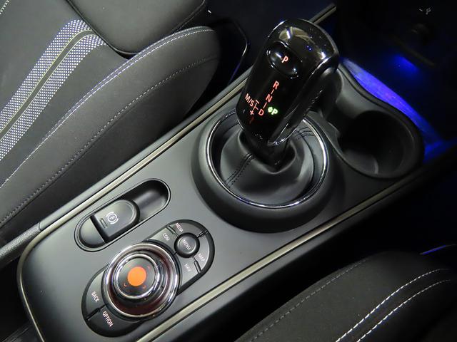 ＭＴモード付き８速ＡＴ。電動サイドブレーキ採用