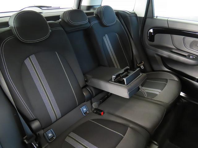 リアシートも良好な状態です。リアシートにはＩＳＯ−ＦＩＸ標準装備。ベビーシートやチャイルドシートをしっかり固定できます。