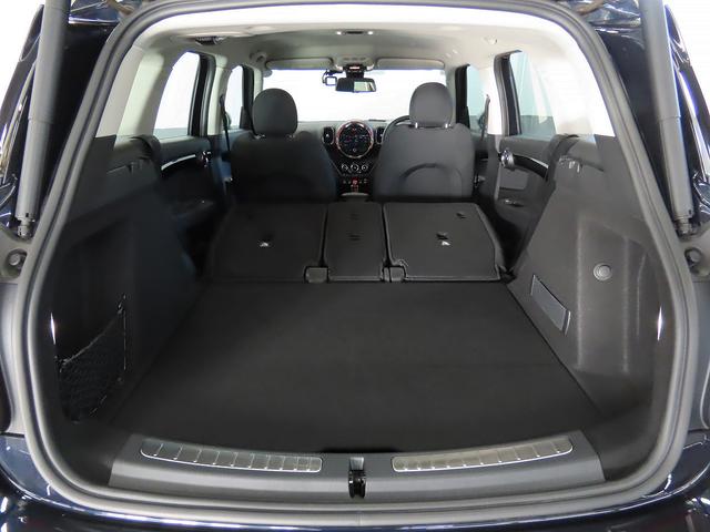 リアシートを倒した状態です。トランクの底面は２重構造です。またリアシートは６：４の２分割になっており、荷物の大きさ、量に合わせてアレンジ可能です。