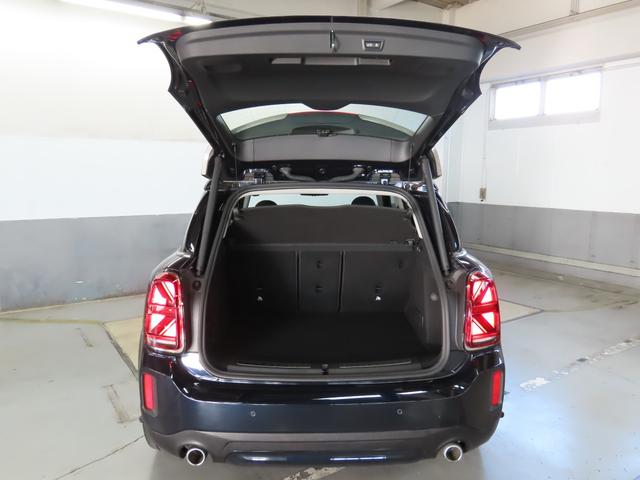 リアシートも前に倒し、長尺の荷物も載せることが可能です。