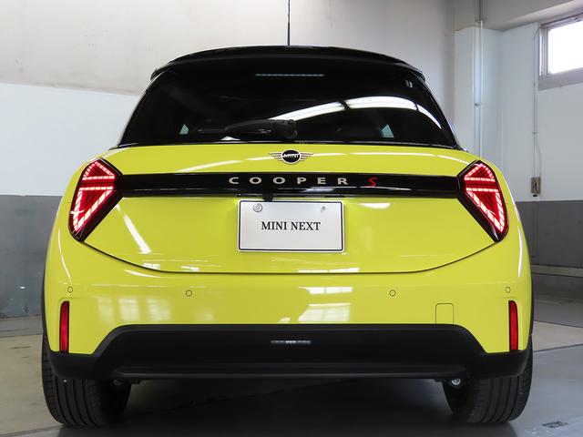 ＭＩＮＩ クーパーＳ　フェイバリット・トリム　携帯連動ナビ　ＡＣＣ　ＳＯＳコール　ヘッドアップディスプレイ　ＥＴＣ　ＬＥＤヘッドライト　アラウンドビューモニター　純正１８インチアルミ　認定中古車　整備記録（7枚目）