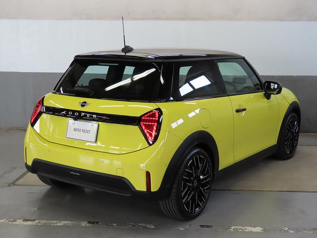 ＭＩＮＩ クーパーＳ　フェイバリット・トリム　携帯連動ナビ　ＡＣＣ　ＳＯＳコール　ヘッドアップディスプレイ　ＥＴＣ　ＬＥＤヘッドライト　アラウンドビューモニター　純正１８インチアルミ　認定中古車　整備記録（12枚目）