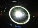 ＬＥＤヘッドライト　キセノンに比べて明るさと照射範囲が向上し、消費電力も低減のため省燃費に貢献。周囲のリング部分はデイライトとして日中ヘッドライトＯＦＦ時も点灯します。