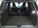 リアシートを倒した状態です。トランクの底面は2重構造です。またリアシートは6:4の2分割になっており、荷物の大きさ、量に合わせてアレンジ可能です。