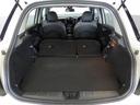 リアシートを倒した状態です。トランクの底面は２重構造です。またリアシートは６：４の２分割になっており、荷物の大きさ、量に合わせてアレンジ可能です。
