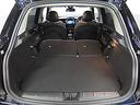 リアシートを倒した状態です。トランクの底面は２重構造です。またリアシートは６：４の２分割になっており、荷物の大きさ、量に合わせてアレンジ可能です。
