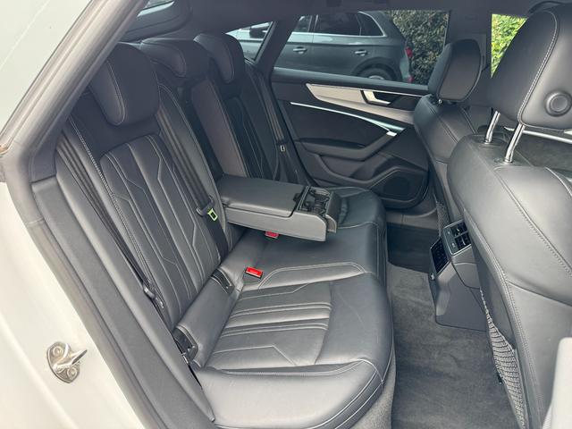 リアシートも足元広々です。アームレスト（ひじ掛け）もございますので、長時間のドライブも快適にお過ごしいただけます。