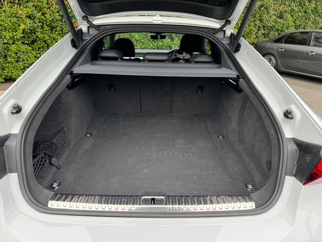 奥行きがあり、十分な広さを持つラゲッジスペースです。リアシートは分割可倒式ですので、大きな荷物を積載することも可能です。