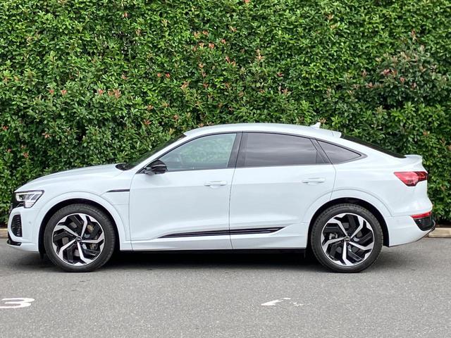Q8スポーツバック e-トロン 55e-トロンクワトロ Sライン サイレンスパッケージ インテリアパッケージ  アルミホイール 265/45 R21 ダーク Audi rings & ブラックスタイリングパッケージ 認定中古車(4枚目)