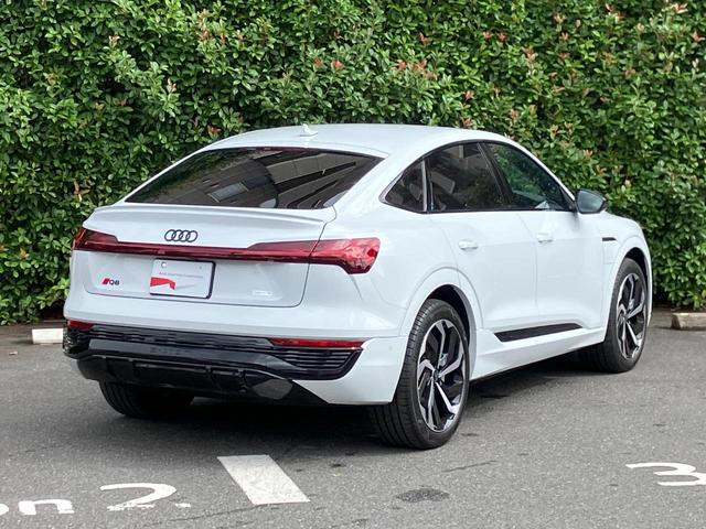 Q8スポーツバック e-トロン 55e-トロンクワトロ Sライン サイレンスパッケージ インテリアパッケージ  アルミホイール 265/45 R21 ダーク Audi rings & ブラックスタイリングパッケージ 認定中古車(5枚目)