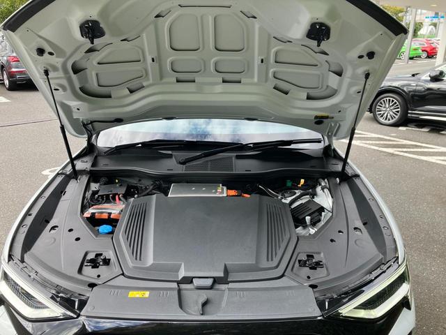 Q8スポーツバック e-トロン 55e-トロンクワトロ Sライン サイレンスパッケージ インテリアパッケージ  アルミホイール 265/45 R21 ダーク Audi rings & ブラックスタイリングパッケージ 認定中古車(19枚目)