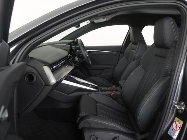 リアシートも足元広々です。アームレスト（ひじ掛け）もございますので、長時間のドライブも快適にお過ごしいただけます。