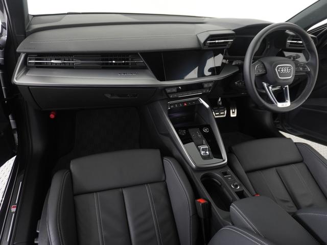 奥行きがあり、十分な広さを持つラゲッジスペースです。リアシートは分割可倒式ですので、大きな荷物を積載することも可能です。