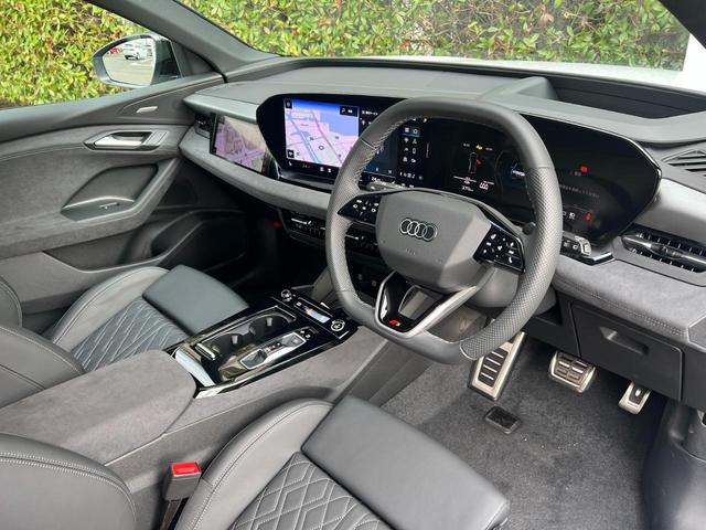Ｑ６ ｅ－トロン クワトロ　アドバンスド　Ｓラインパッケージ　ラグジュアリーパッケージＳファインナッパレザー　テクノロジーパッケージ　ダークＡｕｄｉ　ｒｉｎｇｓ＆ブラックスタイリングパッケージ　認定中古車（5枚目）
