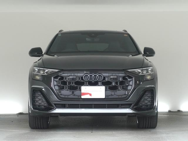 ＳＱ８ 　レザーパッケージ　パノラマサンルーフ　ブラックスタイリングパッケージ　デジタルＯＬＥＤリヤライト　プライバシーガラス　ルーフレール（ブラック）認定中古車（3枚目）