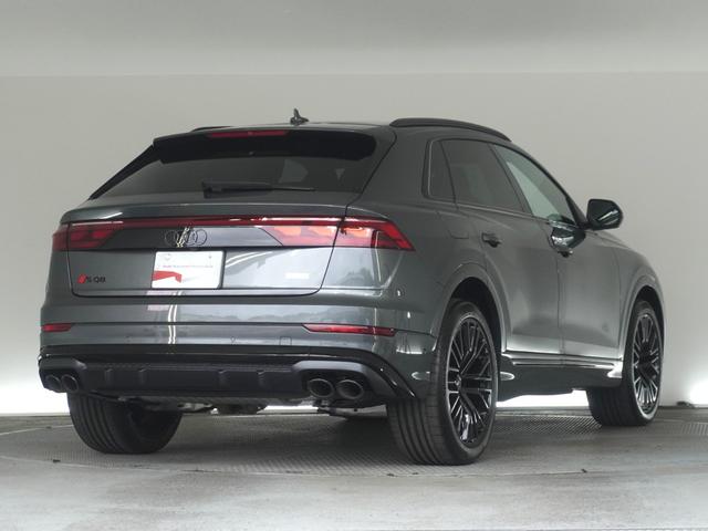 ＳＱ８ 　レザーパッケージ　パノラマサンルーフ　ブラックスタイリングパッケージ　デジタルＯＬＥＤリヤライト　プライバシーガラス　ルーフレール（ブラック）認定中古車（4枚目）