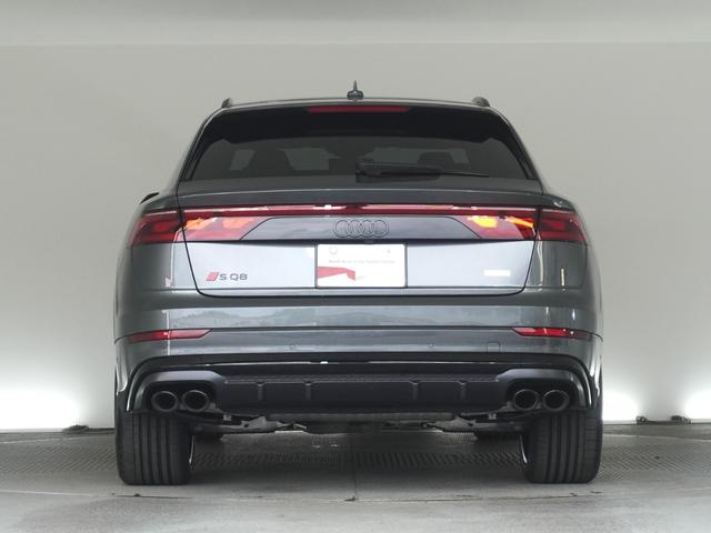 ＳＱ８ 　レザーパッケージ　パノラマサンルーフ　ブラックスタイリングパッケージ　デジタルＯＬＥＤリヤライト　プライバシーガラス　ルーフレール（ブラック）認定中古車（5枚目）