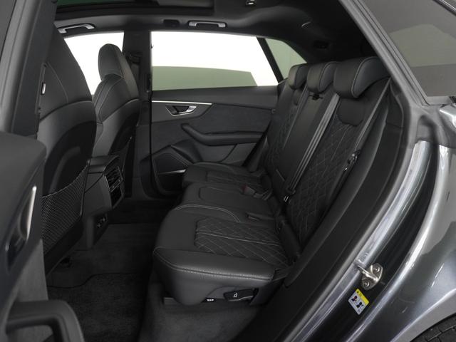 ＳＱ８ 　レザーパッケージ　パノラマサンルーフ　ブラックスタイリングパッケージ　デジタルＯＬＥＤリヤライト　プライバシーガラス　ルーフレール（ブラック）認定中古車（8枚目）