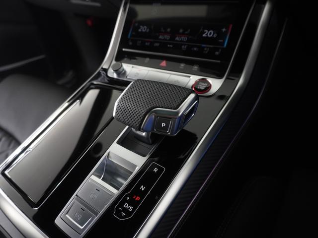 ＳＱ８ 　レザーパッケージ　パノラマサンルーフ　ブラックスタイリングパッケージ　デジタルＯＬＥＤリヤライト　プライバシーガラス　ルーフレール（ブラック）認定中古車（11枚目）