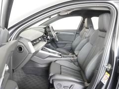 人間工学に基づいて設計されたシートは車のもっているドライビングフィールドを存分にドライバーに伝えてくれるクオリティの高い仕上がりとなっております。 7